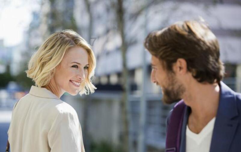 男生看到一个女生就笑，是喜欢她吗？他为什么天天坐到女生旁边，又不说话？