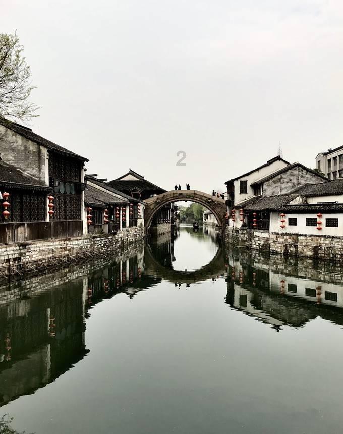 可爱女孩参加宴会